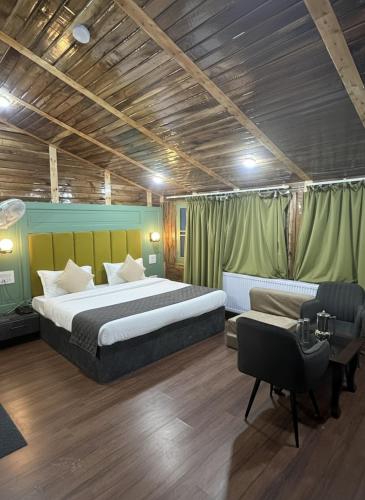 パハルガムにあるHotel crystalの大きなベッドとソファのある寝室