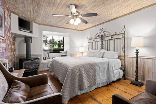 ein Schlafzimmer mit einem Bett und einem Deckenventilator in der Unterkunft Adobe Village Studio Suite- Tumbleweed in Oak Creek
