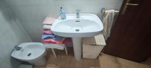 Ένα μπάνιο στο Loureiro Rooms