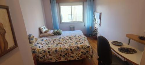 Ένα ή περισσότερα κρεβάτια σε δωμάτιο στο Loureiro Rooms