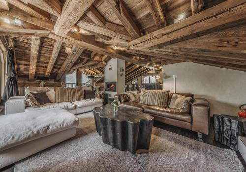 un salon avec des canapés et une table dans l'établissement Chalet Artic - 5 bedrooms - Bed&Breakfast - Courchevel 1550, à Courchevel