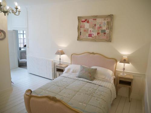 - une chambre avec un lit et 2 tables avec des lampes dans l'établissement L'Arbre D'Ange, à Montmorillon
