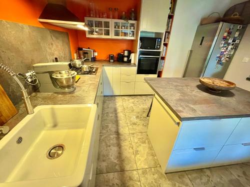 Η κουζίνα ή μικρή κουζίνα στο " Parenthèse Muretaine " Terrasse - 8 Pers - Wifi