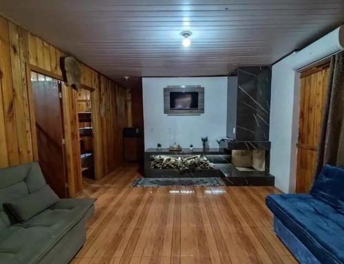 a living room with a couch and a fireplace at Hospedaje Vildumar in Pichilemu