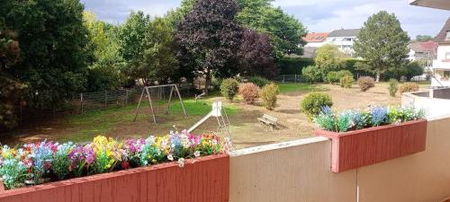 a garden with colorful flowers on a fence at Apartment für max 5 Personen Eigenständiger Check In in Germersheim