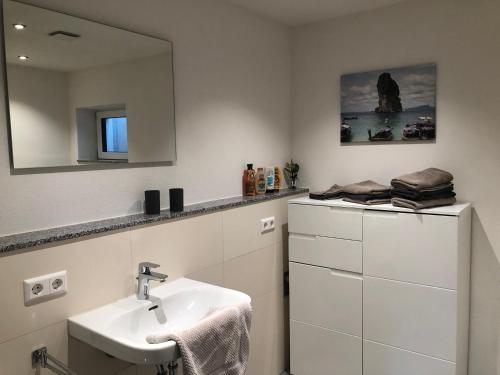 ein Badezimmer mit Waschbecken und Spiegel in der Unterkunft Ferienwohnung Wanner in Amtzell