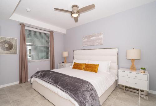 Ένα ή περισσότερα κρεβάτια σε δωμάτιο στο 3111-302HM STOREY LAKE, CONDO 2/2 LAKE VIEW