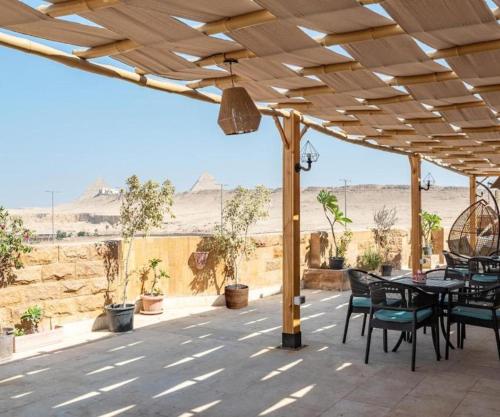 Pyramidia Serene with Rooftop, Pool & pyramids view