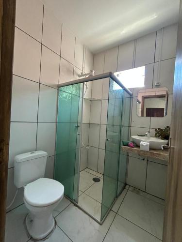 ein Badezimmer mit Toilette und Waschbecken in der Unterkunft Do sol in Porto Seguro