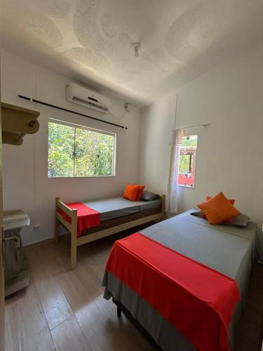 ein Schlafzimmer mit zwei Betten und einem Fenster in der Unterkunft Do sol in Porto Seguro