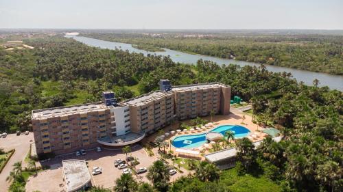 une vue aérienne d'un complexe hôtelier avec piscine dans l'établissement Hotel - Gran Lençóis Flat OFICIAL, à Barreirinhas