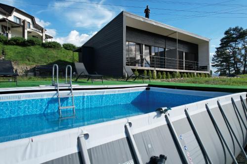 ミザヤリヤにあるHorizonの家の前のプール