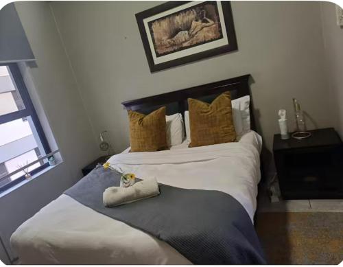 Voodi või voodid majutusasutuse Lovely Rosebank 1-bedroom condo with pool & cinema toas