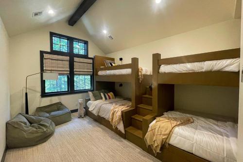 Postel nebo postele na pokoji v ubytování The Farmhouse at Suncadia