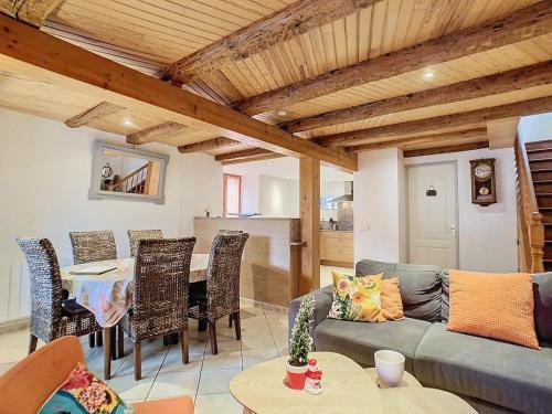 een woonkamer met een bank en een tafel bij Cocon cosy au cœur des Pyrénées in Campan