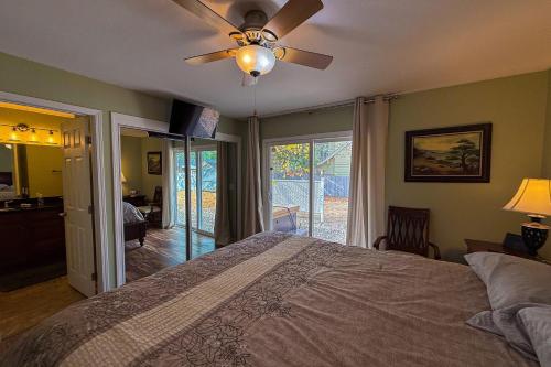 Postel nebo postele na pokoji v ubytování South Lake Tahoe Charm