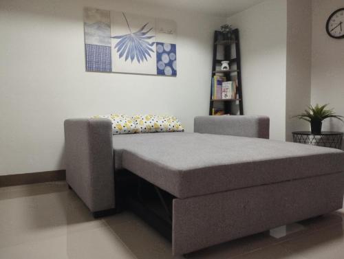 Giường trong phòng chung tại Modern & Spacious Loft-Style Condo near Airport