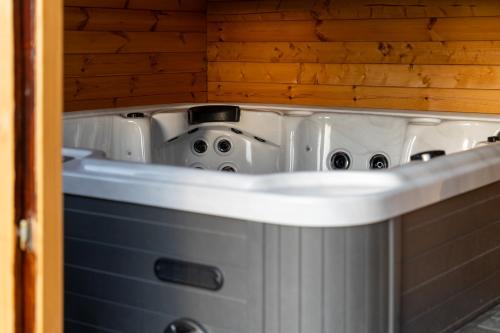 een wasmachine in een keuken met een aanrecht bij House4Seasons in Lič