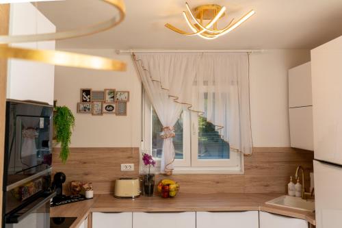een keuken met een raam en een aanrecht bij House4Seasons in Lič
