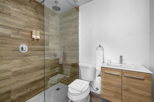 a bathroom with a toilet and a sink and a shower at Modern Studio w/ Pool, Gym & Rooftop Palm Beach in Palm-Eagle Beach