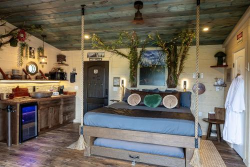 une chambre avec une balançoire dans une pièce dans l'établissement "Morning Wood" Luxury Treehouse Retreat Near Dollywood & Pigeon Forge, à Catlettsburg