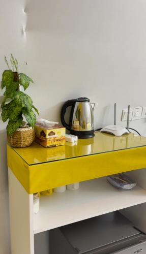 un escritorio amarillo con una tetera encima en Amara Camp, en Al Raka