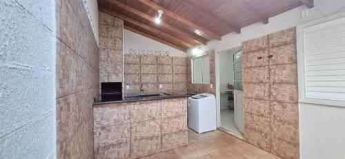 a kitchen with a sink and a refrigerator at bairro Jardim Parati - casa 2 quartos em condomínio in Campo Grande