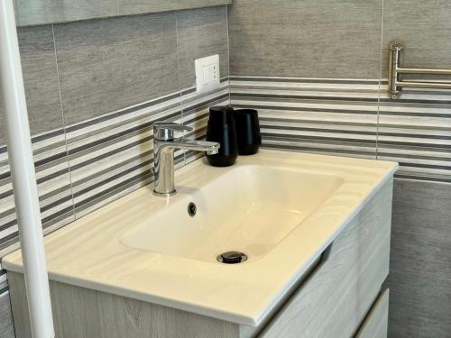 a white sink in a bathroom with at Aria di sale B&B in Marina di Strongoli