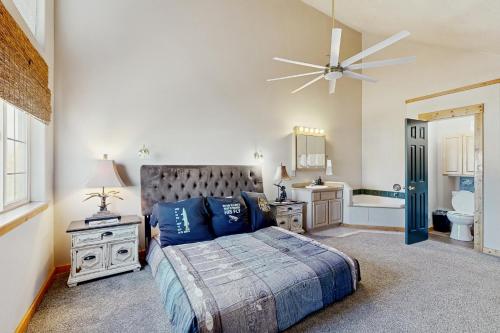 a bedroom with a bed and a ceiling fan at The Anglers Retreat - Unit A in Belgrade