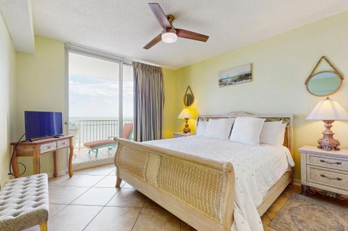 une chambre avec un lit et une fenêtre avec vue dans l'établissement The Beach Club 1001C, à Gulf Highlands