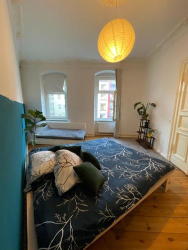 Postel nebo postele na pokoji v ubytování The Golden King Room Neukölln