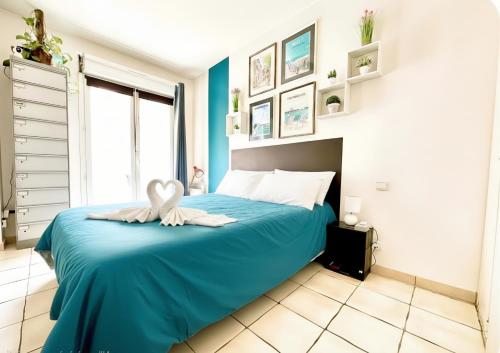 a bedroom with a bed with a swan on it at LE COSY Canet - Studio pour 2 personnes à 30m de la plage avec parking in Canet-en-Roussillon