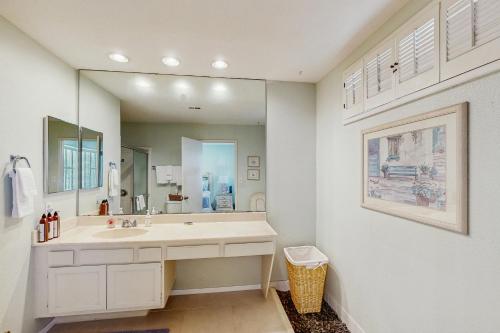 Ένα μπάνιο στο The Rancho Mirage Escape