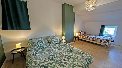 - un salon avec un lit et un lit dans l'établissement Le clos du bon temps, à Sainte-Marie-de-Vaux