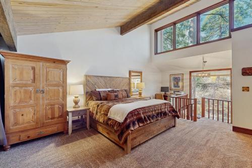 ein Schlafzimmer mit einem großen Bett und einem großen Fenster in der Unterkunft Tamarron 822 in Rockwood