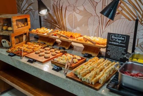 une boulangerie avec de nombreux types de pâtisseries différentes exposées dans l'établissement Ibis Styles Campinas Alphaville, à Campinas