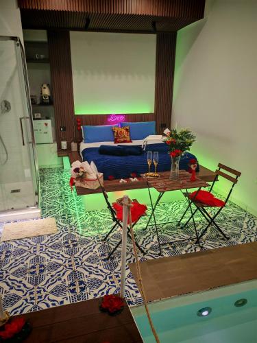 メルカート・サン・セヴェリーノにあるAlisa suiteの青いソファとテーブルのあるリビングルーム