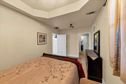 una camera da letto con un letto in una stanza di Druid Cottage ad Atlanta