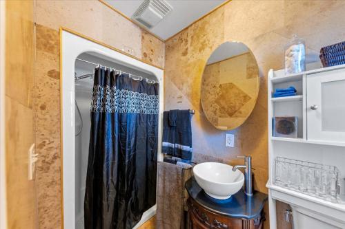 un bagno con lavandino e specchio di Druid Cottage ad Atlanta