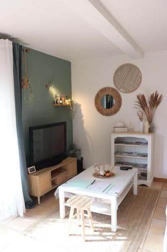 Grand studio neuf en rez de jardin avec terrasse