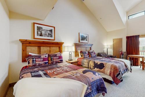 a bedroom with two beds and a window at Dells Den Condo #7306 in Wisconsin Dells