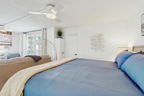 ein großes Bett in einem Zimmer mit Deckenventilator in der Unterkunft The Gulfview Retreat in Bonita Springs