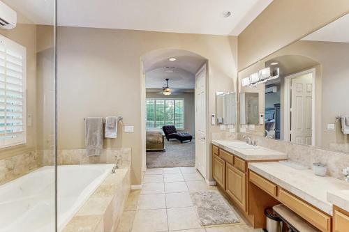 Ένα μπάνιο στο Five O'clock Somewhere