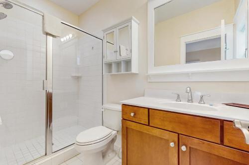 łazienka z toaletą, umywalką i prysznicem w obiekcie Barefoot Cottages D135 : Sandy Turtle w mieście Highland View