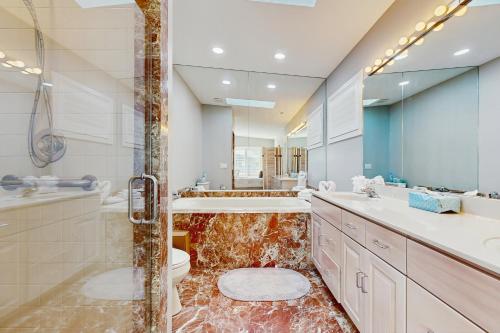 une salle de bain avec deux lavabos, des toilettes et une douche dans l'établissement South Bethany --- 309 W 2nd St, à South Bethany