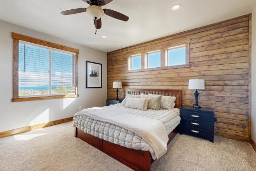 een slaapkamer met een houten accentmuur en een bed bij The Bear Lake Spot in Garden City