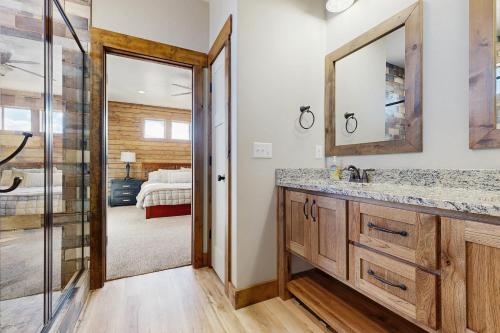 een badkamer met een wastafel en een spiegel bij The Bear Lake Spot in Garden City