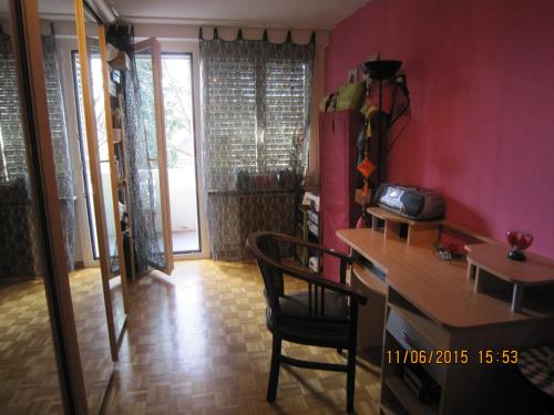 巴塞爾的住宿－巴塞爾市漂亮房間住宿加早餐旅館，配有桌子、椅子和粉红色墙壁的客房