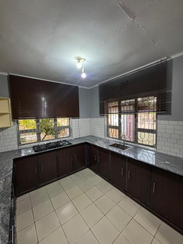 Nhà bếp/bếp nhỏ tại Givine Signature - Nyumbani Luxe