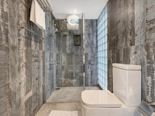 キャンディにあるThe Summitのトイレとシャワー付きのバスルーム